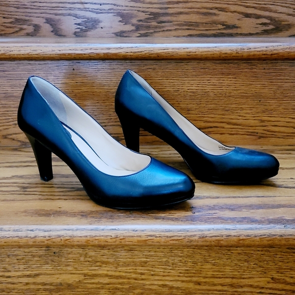 Like NEW Cole Haan Pumps, all leather, 3.25" heels - Picture 4 of 9
